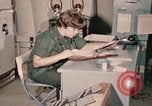 Immagine di Controlli di infermiere soldati feriti Il Vietnam, 1969, secondo 56 filmato di repertorio 65675022606