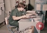 Immagine di Controlli di infermiere soldati feriti Il Vietnam, 1969, secondo 57 filmato di repertorio 65675022606