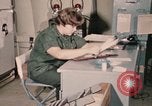 Immagine di Controlli di infermiere soldati feriti Il Vietnam, 1969, secondo 58 filmato di repertorio 65675022606