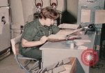 Immagine di Controlli di infermiere soldati feriti Il Vietnam, 1969, secondo 59 filmato di repertorio 65675022606