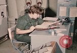 Immagine di Controlli di infermiere soldati feriti Il Vietnam, 1969, secondo 60 filmato di repertorio 65675022606