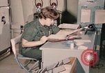 Immagine di Controlli di infermiere soldati feriti Il Vietnam, 1969, secondo 61 filmato di repertorio 65675022606