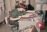 Immagine di Controlli di infermiere soldati feriti Il Vietnam, 1969, secondo 62 filmato di repertorio 65675022606