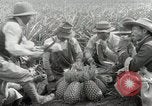 Image Hawaiian travailleurs d'Ananas reposant Hawaii USA, 1916, de la seconde 42 séquences d'archives historiques vidéo 65675022621