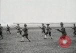 Image baïonnette exercice par les soldats de l'Armée américaine United States USA, 1916, de la seconde 14 séquences d'archives historiques vidéo 65675022629