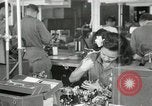 Standbild Hawaiian Männer und Frau Hawaii USA, 1944, aus Sekunde 15 historischem Filmmaterial Videoclip 65675022637
