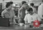Standbild Hawaiian Mann Hawaii USA, 1944, aus Sekunde 7 historischem Filmmaterial Videoclip 65675022643