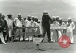 Immagine di Giocare a golf presso il Kilauea National Park Hawaii USA, 1928, secondo 35 filmato di repertorio 65675022675