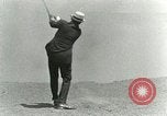 Immagine di Giocare a golf presso il Kilauea National Park Hawaii USA, 1928, secondo 48 filmato di repertorio 65675022675
