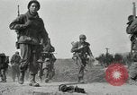 Standbild 187th Airborne Regimental Bekämpfung Team Korea Munson-ni, 1951, aus Sekunde 8 historischem Filmmaterial Videoclip 65675022685