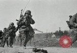 Standbild 187th Airborne Regimental Bekämpfung Team Korea Munson-ni, 1951, aus Sekunde 14 historischem Filmmaterial Videoclip 65675022685