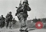 Standbild 187th Airborne Regimental Bekämpfung Team Korea Munson-ni, 1951, aus Sekunde 15 historischem Filmmaterial Videoclip 65675022685