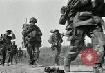 Standbild 187th Airborne Regimental Bekämpfung Team Korea Munson-ni, 1951, aus Sekunde 16 historischem Filmmaterial Videoclip 65675022685