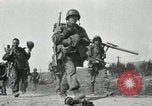 Standbild 187th Airborne Regimental Bekämpfung Team Korea Munson-ni, 1951, aus Sekunde 17 historischem Filmmaterial Videoclip 65675022685