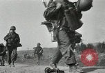 Standbild 187th Airborne Regimental Bekämpfung Team Korea Munson-ni, 1951, aus Sekunde 20 historischem Filmmaterial Videoclip 65675022685