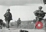 Standbild 187th Airborne Regimental Bekämpfung Team Korea Munson-ni, 1951, aus Sekunde 21 historischem Filmmaterial Videoclip 65675022685