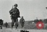 Standbild 187th Airborne Regimental Bekämpfung Team Korea Munson-ni, 1951, aus Sekunde 22 historischem Filmmaterial Videoclip 65675022685