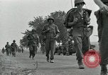 Standbild Französisch in Aix-en-Provence Amerikaner Grüße Aix-en-Provence Frankreich, 1944, aus Sekunde 3 historischem Filmmaterial Videoclip 65675022696