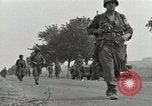 Standbild Französisch in Aix-en-Provence Amerikaner Grüße Aix-en-Provence Frankreich, 1944, aus Sekunde 10 historischem Filmmaterial Videoclip 65675022696
