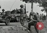 Standbild Französisch in Aix-en-Provence Amerikaner Grüße Aix-en-Provence Frankreich, 1944, aus Sekunde 36 historischem Filmmaterial Videoclip 65675022696
