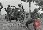Standbild Französisch in Aix-en-Provence Amerikaner Grüße Aix-en-Provence Frankreich, 1944, aus Sekunde 40 historischem Filmmaterial Videoclip 65675022696