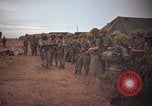 Image 2e bataillon du 173e Airborne Équipe de combat de brigade Vietnam, 1965, de la seconde 8 séquences d'archives historiques vidéo 65675022705