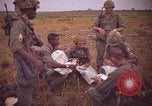 Image 2e bataillon du 173e Airborne Équipe de combat de brigade Vietnam, 1965, de la seconde 12 séquences d'archives historiques vidéo 65675022705