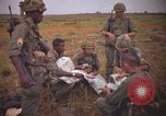 Image 2e bataillon du 173e Airborne Équipe de combat de brigade Vietnam, 1965, de la seconde 13 séquences d'archives historiques vidéo 65675022705