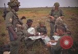 Image 2e bataillon du 173e Airborne Équipe de combat de brigade Vietnam, 1965, de la seconde 14 séquences d'archives historiques vidéo 65675022705