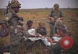 Image 2e bataillon du 173e Airborne Équipe de combat de brigade Vietnam, 1965, de la seconde 15 séquences d'archives historiques vidéo 65675022705