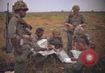 Image 2e bataillon du 173e Airborne Équipe de combat de brigade Vietnam, 1965, de la seconde 16 séquences d'archives historiques vidéo 65675022705