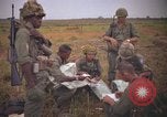 Image 2e bataillon du 173e Airborne Équipe de combat de brigade Vietnam, 1965, de la seconde 17 séquences d'archives historiques vidéo 65675022705