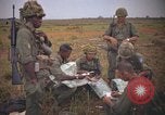 Image 2e bataillon du 173e Airborne Équipe de combat de brigade Vietnam, 1965, de la seconde 18 séquences d'archives historiques vidéo 65675022705