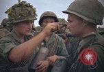 Image 2e bataillon du 173e Airborne Équipe de combat de brigade Vietnam, 1965, de la seconde 20 séquences d'archives historiques vidéo 65675022705