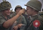 Image 2e bataillon du 173e Airborne Équipe de combat de brigade Vietnam, 1965, de la seconde 23 séquences d'archives historiques vidéo 65675022705
