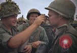 Image 2e bataillon du 173e Airborne Équipe de combat de brigade Vietnam, 1965, de la seconde 24 séquences d'archives historiques vidéo 65675022705