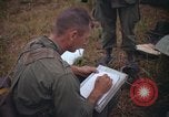 Image 2e bataillon du 173e Airborne Équipe de combat de brigade Vietnam, 1965, de la seconde 26 séquences d'archives historiques vidéo 65675022705