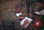 Image 2e bataillon du 173e Airborne Équipe de combat de brigade Vietnam, 1965, de la seconde 27 séquences d'archives historiques vidéo 65675022705
