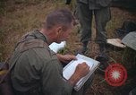 Image 2e bataillon du 173e Airborne Équipe de combat de brigade Vietnam, 1965, de la seconde 28 séquences d'archives historiques vidéo 65675022705