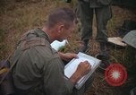 Image 2e bataillon du 173e Airborne Équipe de combat de brigade Vietnam, 1965, de la seconde 29 séquences d'archives historiques vidéo 65675022705