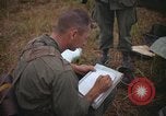 Image 2e bataillon du 173e Airborne Équipe de combat de brigade Vietnam, 1965, de la seconde 30 séquences d'archives historiques vidéo 65675022705