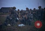 Image 2e bataillon du 173e Airborne Équipe de combat de brigade Vietnam, 1965, de la seconde 31 séquences d'archives historiques vidéo 65675022705