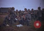 Image 2e bataillon du 173e Airborne Équipe de combat de brigade Vietnam, 1965, de la seconde 33 séquences d'archives historiques vidéo 65675022705