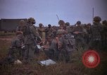 Image 2e bataillon du 173e Airborne Équipe de combat de brigade Vietnam, 1965, de la seconde 35 séquences d'archives historiques vidéo 65675022705