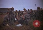 Image 2e bataillon du 173e Airborne Équipe de combat de brigade Vietnam, 1965, de la seconde 36 séquences d'archives historiques vidéo 65675022705