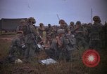 Image 2e bataillon du 173e Airborne Équipe de combat de brigade Vietnam, 1965, de la seconde 37 séquences d'archives historiques vidéo 65675022705
