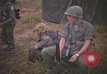 Image 2e bataillon du 173e Airborne Équipe de combat de brigade Vietnam, 1965, de la seconde 45 séquences d'archives historiques vidéo 65675022705