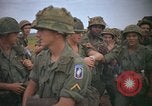 Image 2e bataillon du 173e Airborne Équipe de combat de brigade Vietnam, 1965, de la seconde 56 séquences d'archives historiques vidéo 65675022705