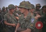 Image 2e bataillon du 173e Airborne Équipe de combat de brigade Vietnam, 1965, de la seconde 58 séquences d'archives historiques vidéo 65675022705