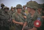 Image 2e bataillon du 173e Airborne Équipe de combat de brigade Vietnam, 1965, de la seconde 60 séquences d'archives historiques vidéo 65675022705